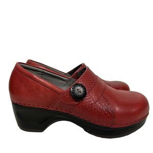Sanita Danish Design Red Shoes Size 36 6.5 US Leather Clogs Comfort Button Artsy